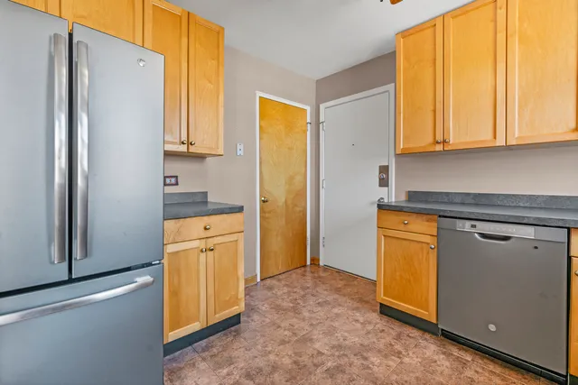 $205,000 | 2434 West Farragut Avenue, Unit 3B, Chicago, IL 60625