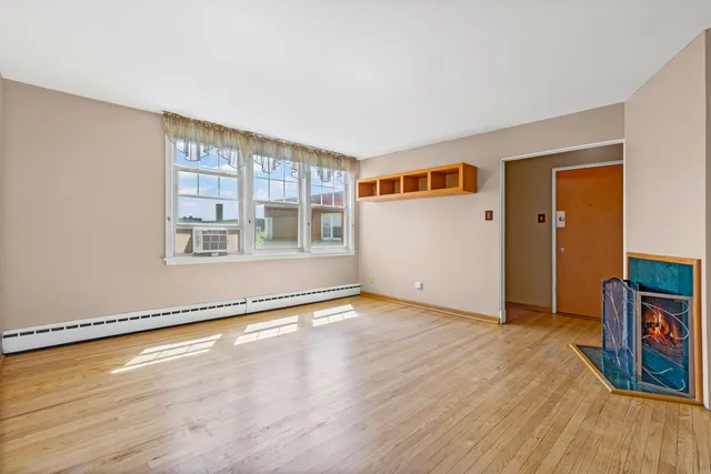 $205,000 | 2434 West Farragut Avenue, Unit 3B, Chicago, IL 60625