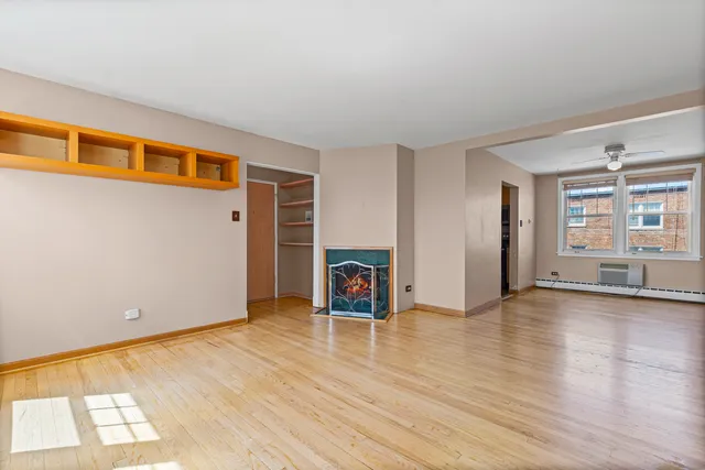 $205,000 | 2434 West Farragut Avenue, Unit 3B, Chicago, IL 60625