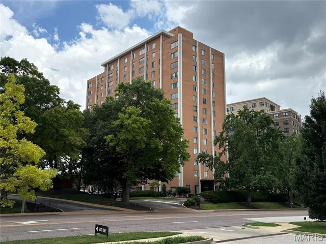 $230,000 | 900 South Hanley Road, Unit 15B, Clayton, MO 63105