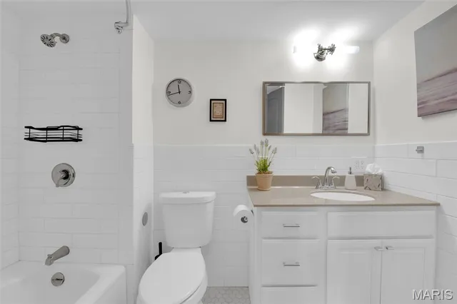 $230,000 | 900 South Hanley Road, Unit 15B, Clayton, MO 63105