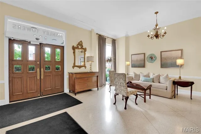 $230,000 | 900 South Hanley Road, Unit 15B, Clayton, MO 63105