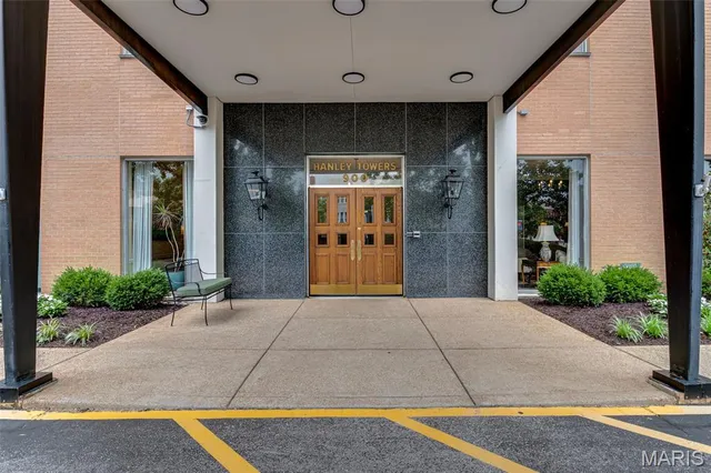 $230,000 | 900 South Hanley Road, Unit 15B, Clayton, MO 63105