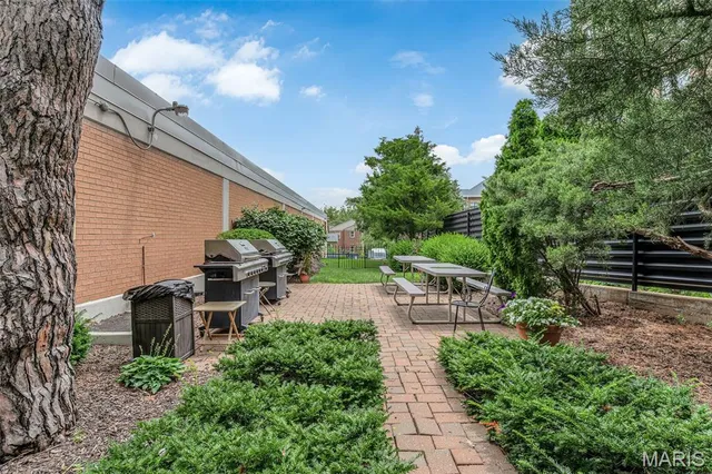 $230,000 | 900 South Hanley Road, Unit 15B, Clayton, MO 63105