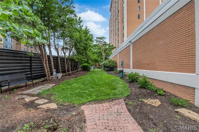 $230,000 | 900 South Hanley Road, Unit 15B, Clayton, MO 63105