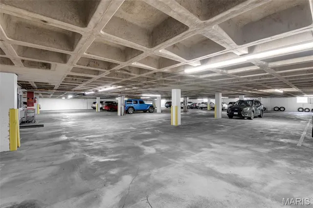 $230,000 | 900 South Hanley Road, Unit 15B, Clayton, MO 63105