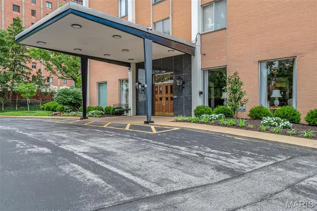 $230,000 | 900 South Hanley Road, Unit 15B, Clayton, MO 63105