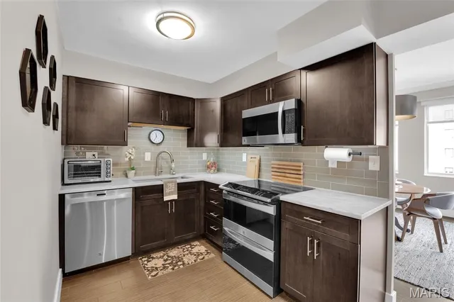 $230,000 | 900 South Hanley Road, Unit 15B, Clayton, MO 63105