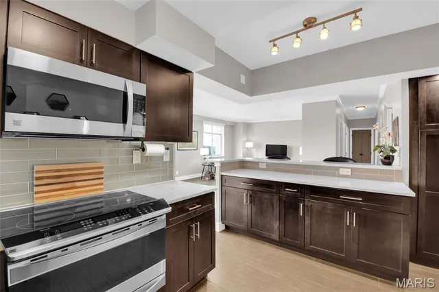 $230,000 | 900 South Hanley Road, Unit 15B, Clayton, MO 63105