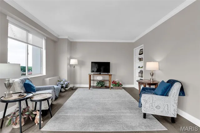 $230,000 | 900 South Hanley Road, Unit 15B, Clayton, MO 63105