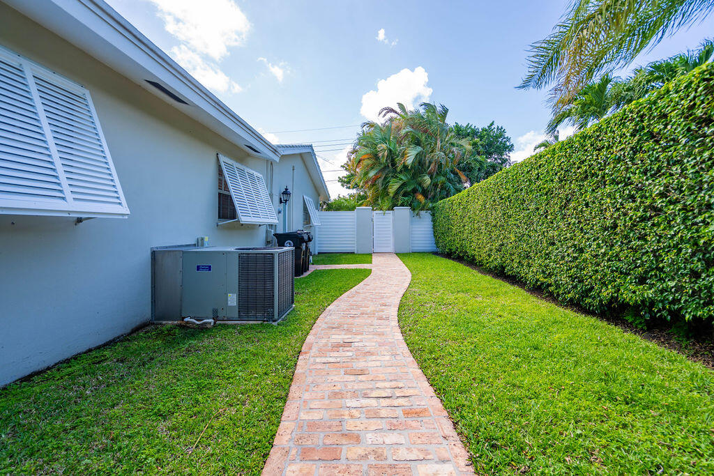 4450 Northeast 24th Terrace Lighthouse Point, FL 33064 - Photo 40 of 47 a view of a back yard of the house