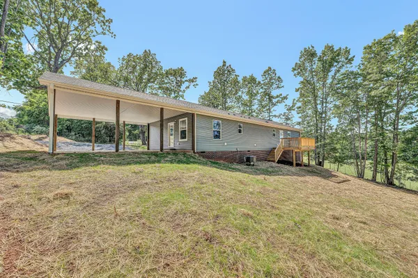 a view of a backyard