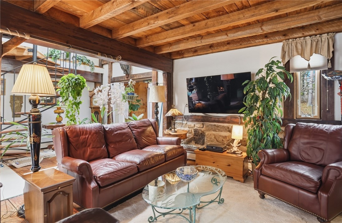186 Arcadia Road Hopkinton, RI 02832 - Photo 7 of 27 Living room
