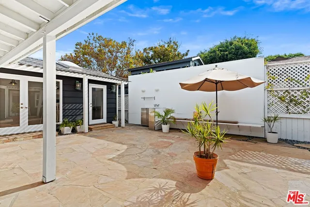 a view of a house with backyard and porch