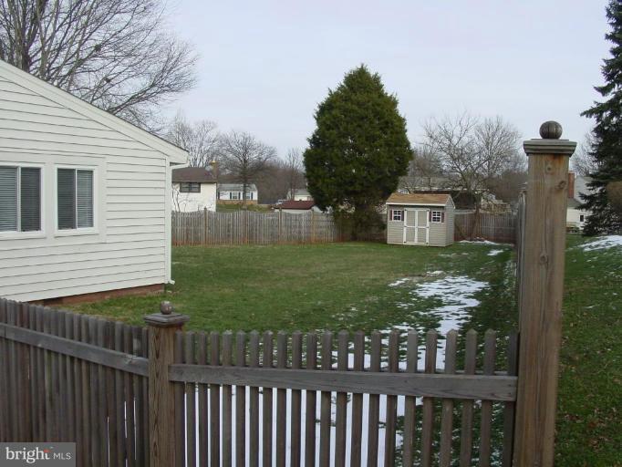 17413 Collier Way Poolesville, MD 20837 - Photo 4 of 21 Back yard