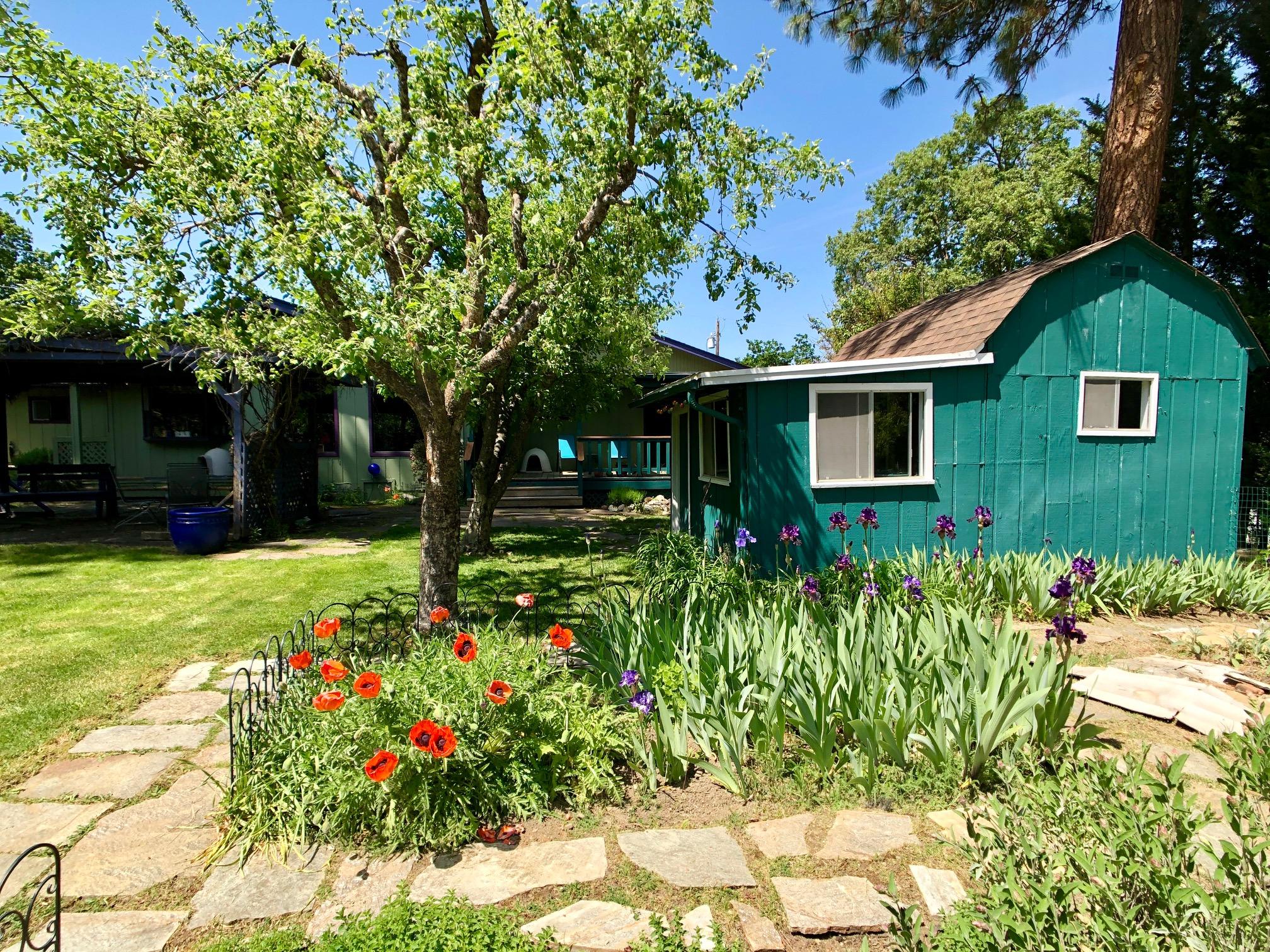 6915 Rapp Lane Talent, OR 97540 - Photo 30 of 40 Art studio/garden shed