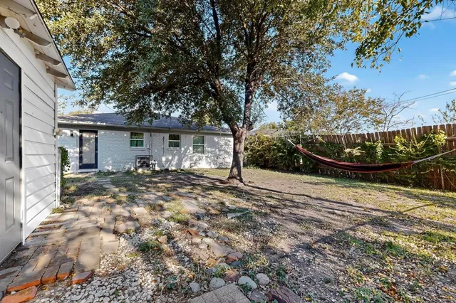a view of a house with backyard