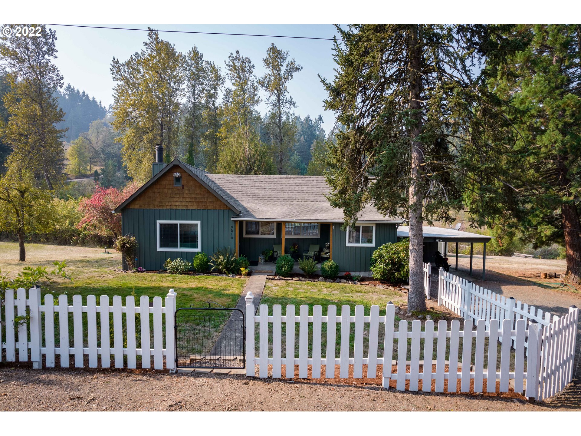 86710 Bailey Hill Road Eugene, OR 97405 - Photo 2 of 32 a front view of a house with garden