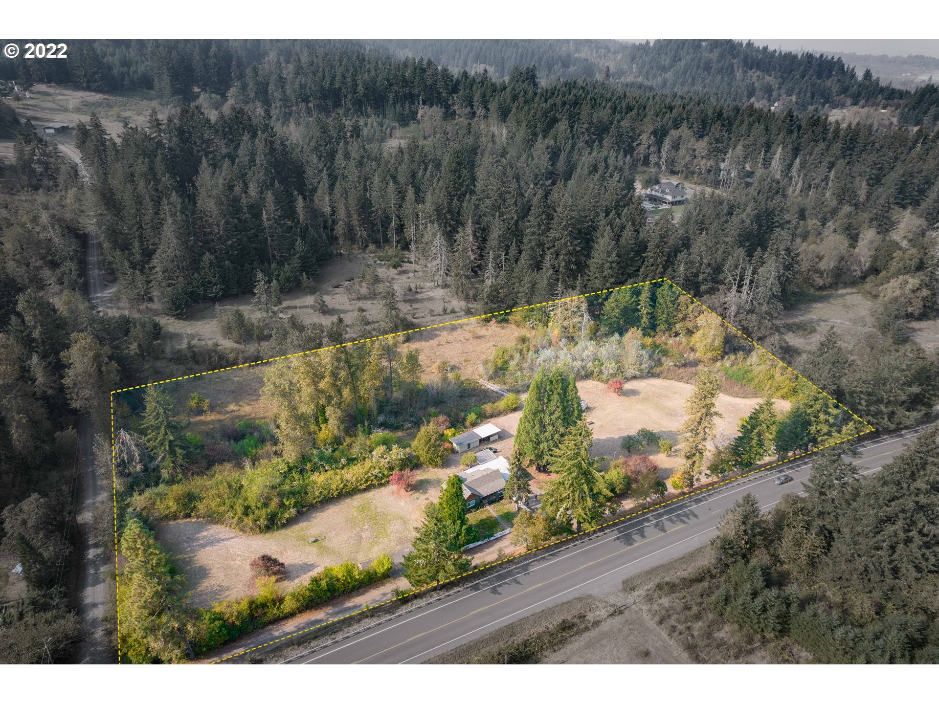 86710 Bailey Hill Road Eugene, OR 97405 - Photo 32 of 32 a view of a yard with wooden fence