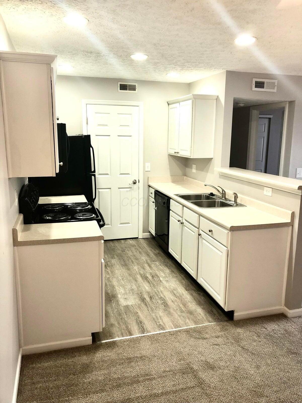 5542 Garden Ridge Columbus, OH 43228 - Photo 5 of 13 kitchen