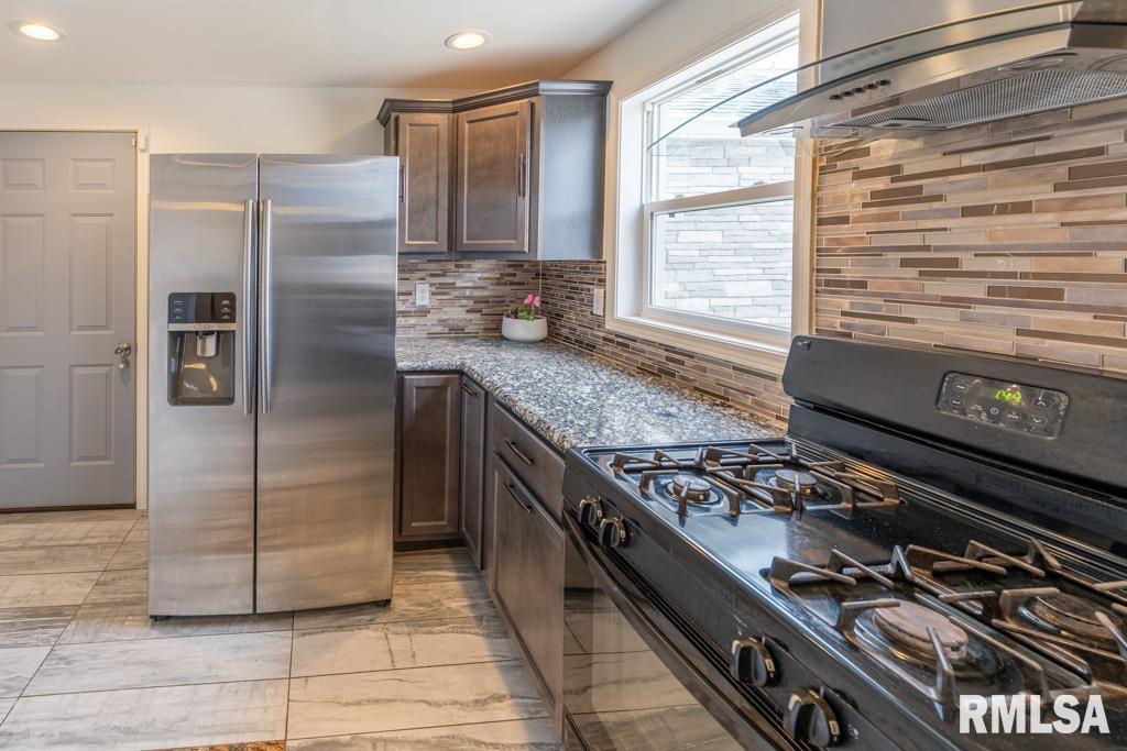 2708 Bloomington Road East Peoria, IL 61611 - Photo 12 of 47