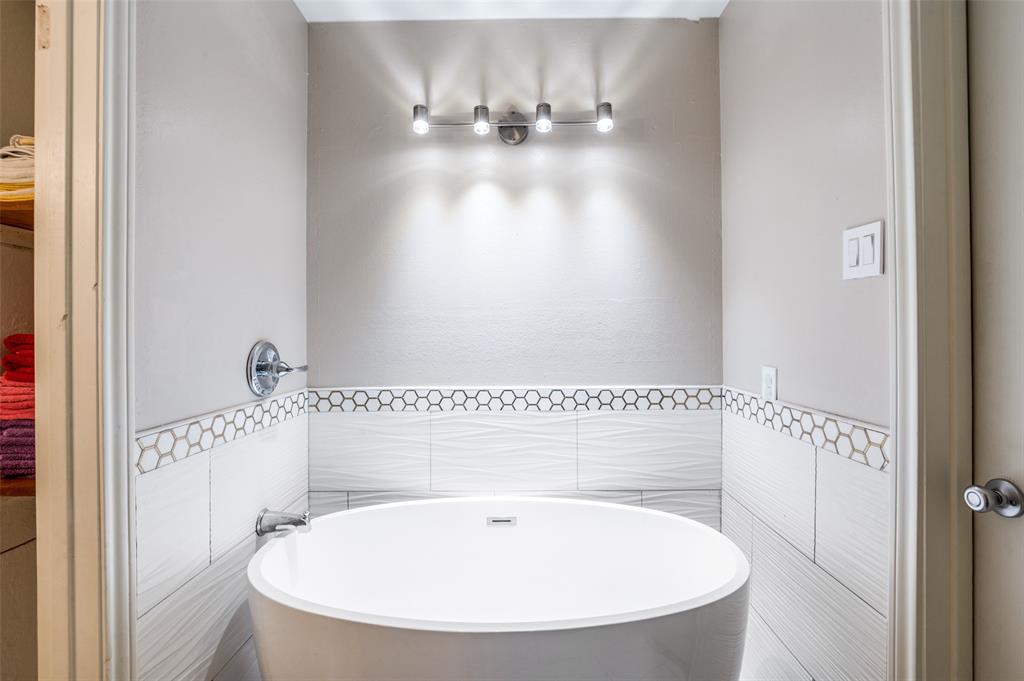5840 Spring Valley Road, Unit 802 Dallas, TX 75254 - Photo 15 of 26 a bathroom with a bathtub