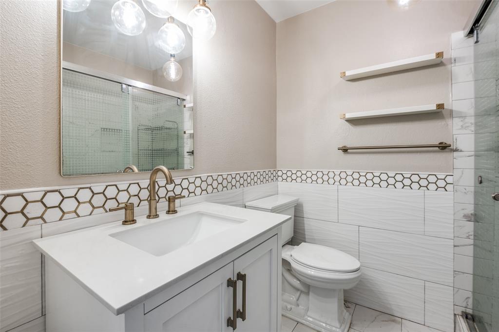 5840 Spring Valley Road, Unit 802 Dallas, TX 75254 - Photo 17 of 26 a bathroom with a sink toilet and vanity