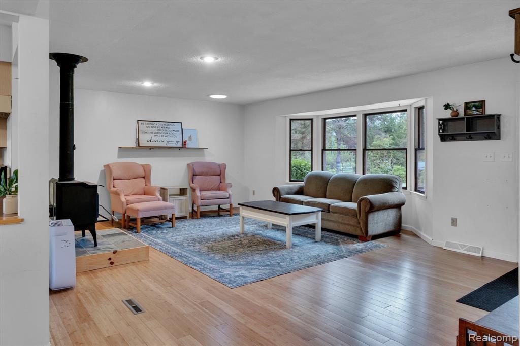 2829 Pineway Trail Howell, MI 48855 - Photo 4 of 32 Gallery Image 4