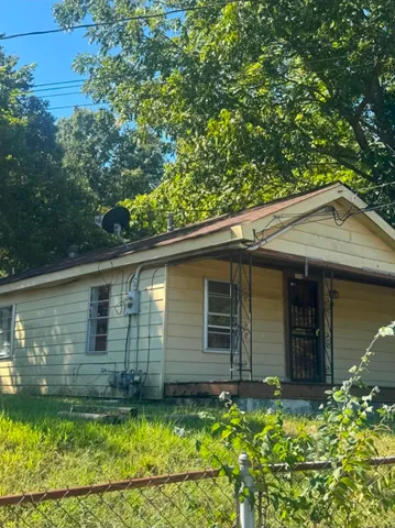 a view of front of house with a yard