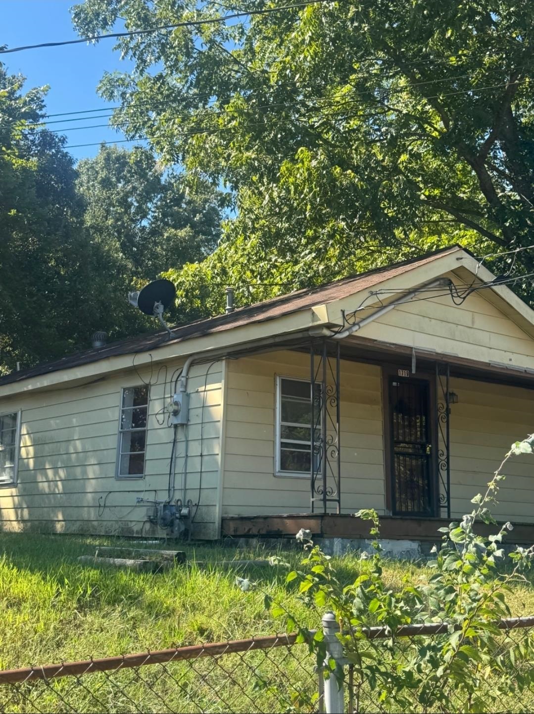 1719 Fields Road Memphis, TN 38109 - Photo 2 of 10 a view of front of house with a yard