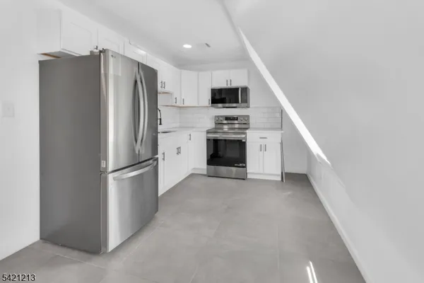 $1,400 | 157 Fairmount Avenue, Unit 3, Newark, NJ 07103