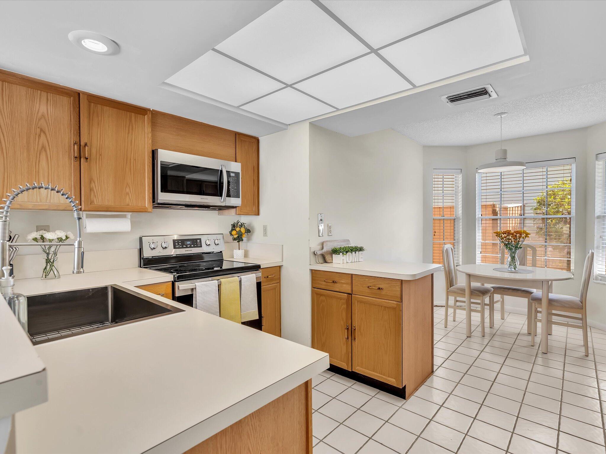 5091 Coronado Ridge Boca Raton, FL 33431 - Photo 21 of 52 Kitchen - Breakfast Area