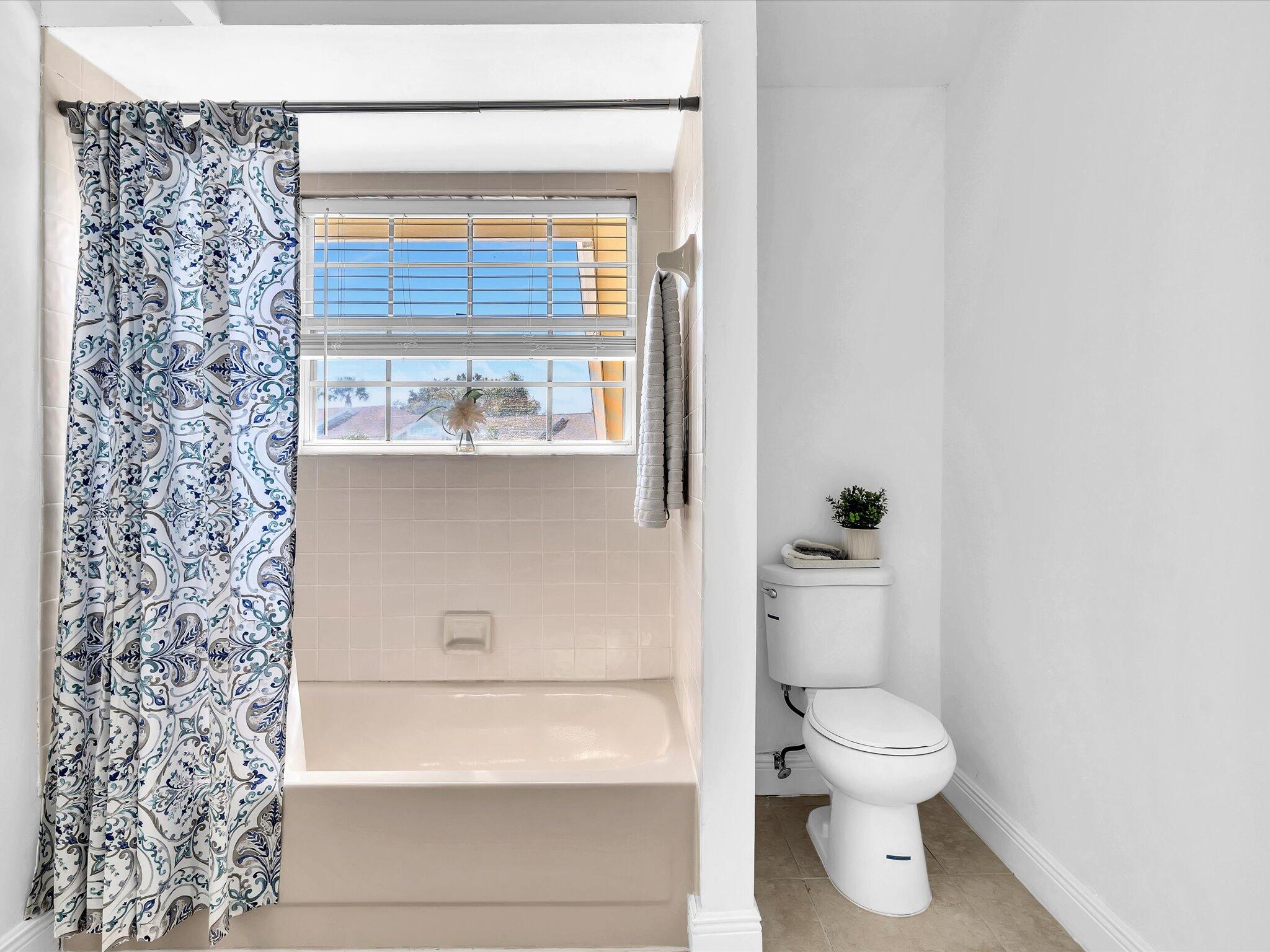 5091 Coronado Ridge Boca Raton, FL 33431 - Photo 40 of 52 Guest Bathroom