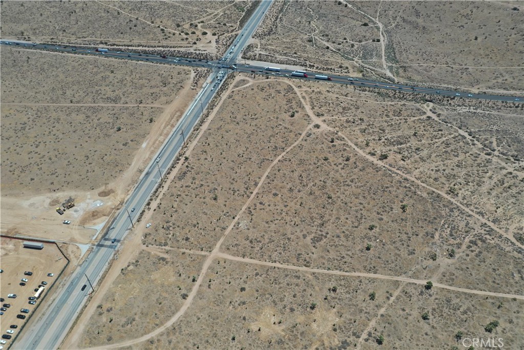 0 Us-395 Hesperia, CA 92344 - Photo 2 of 11 a bathroom with a bathtub