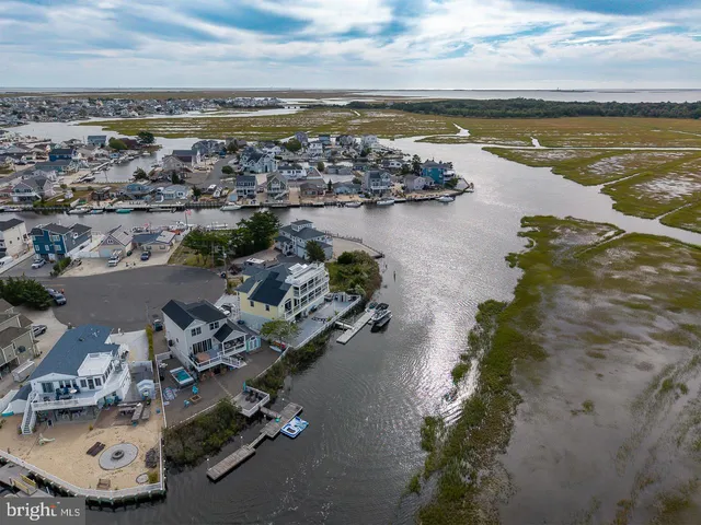 $425,000 | 733 Twin Lakes Boulevard, Little Egg Harbor, NJ 08087