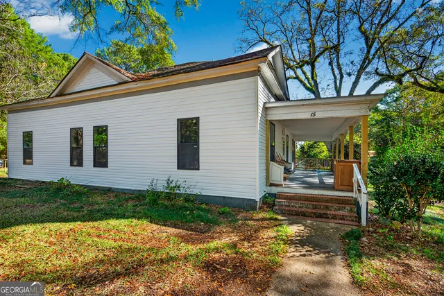 a view of a house with a yard
