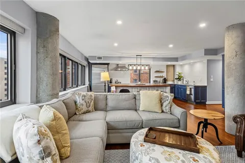 $435,000 | 803 West 48th Street, Unit 706, Kansas City, MO 64112