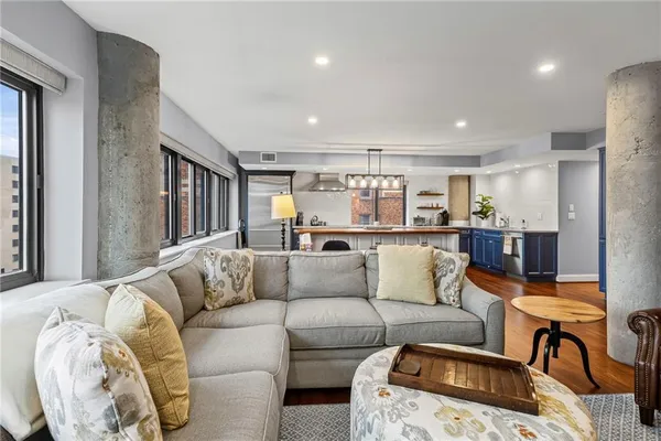 $435,000 | 803 West 48th Street, Unit 706, Kansas City, MO 64112