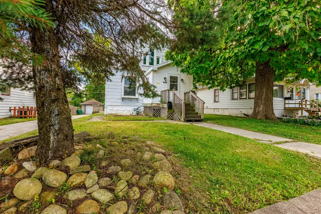 a view of a house with backyard and tree s