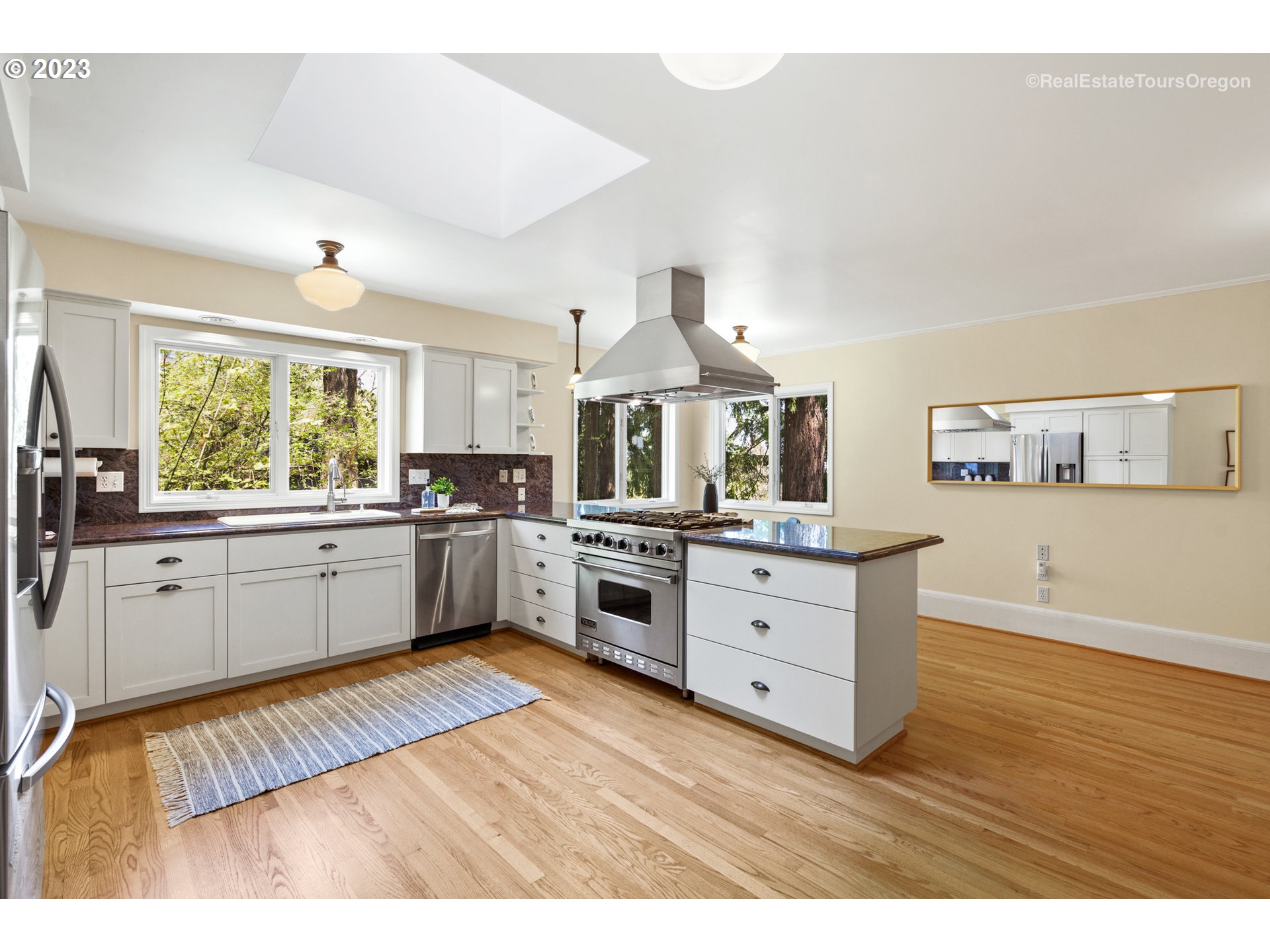 2823 Southwest Rutland Terrace Portland, OR 97205 - Photo 8 of 48 Gallery Image 8