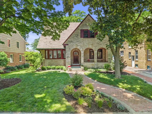 $1,295,000 | 4637 North Murray Avenue, Whitefish Bay, WI 53211