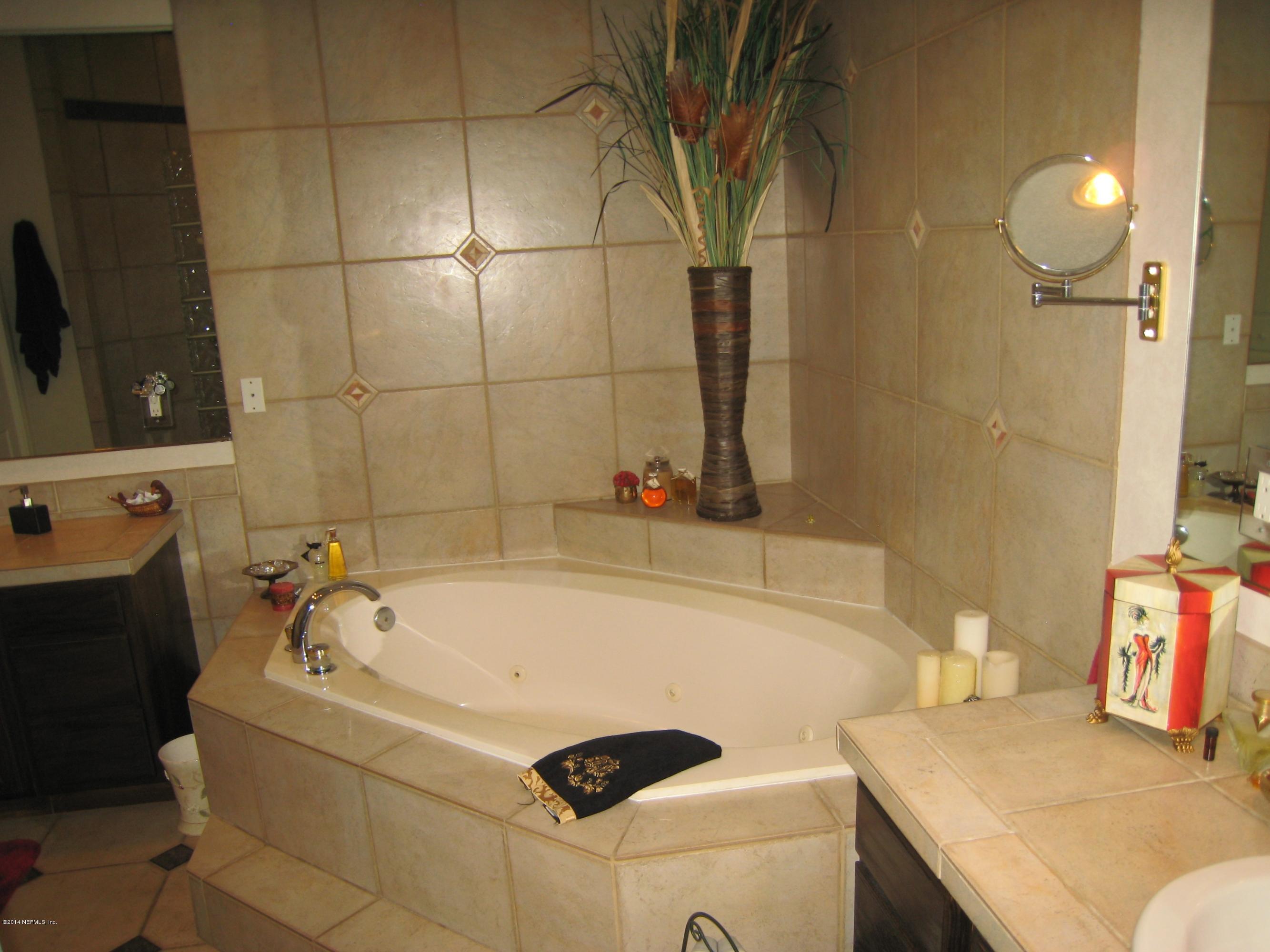 11636 Mandarin Road Jacksonville, FL 32223 - Photo 23 of 41 a bathroom with a sink and a bathtub