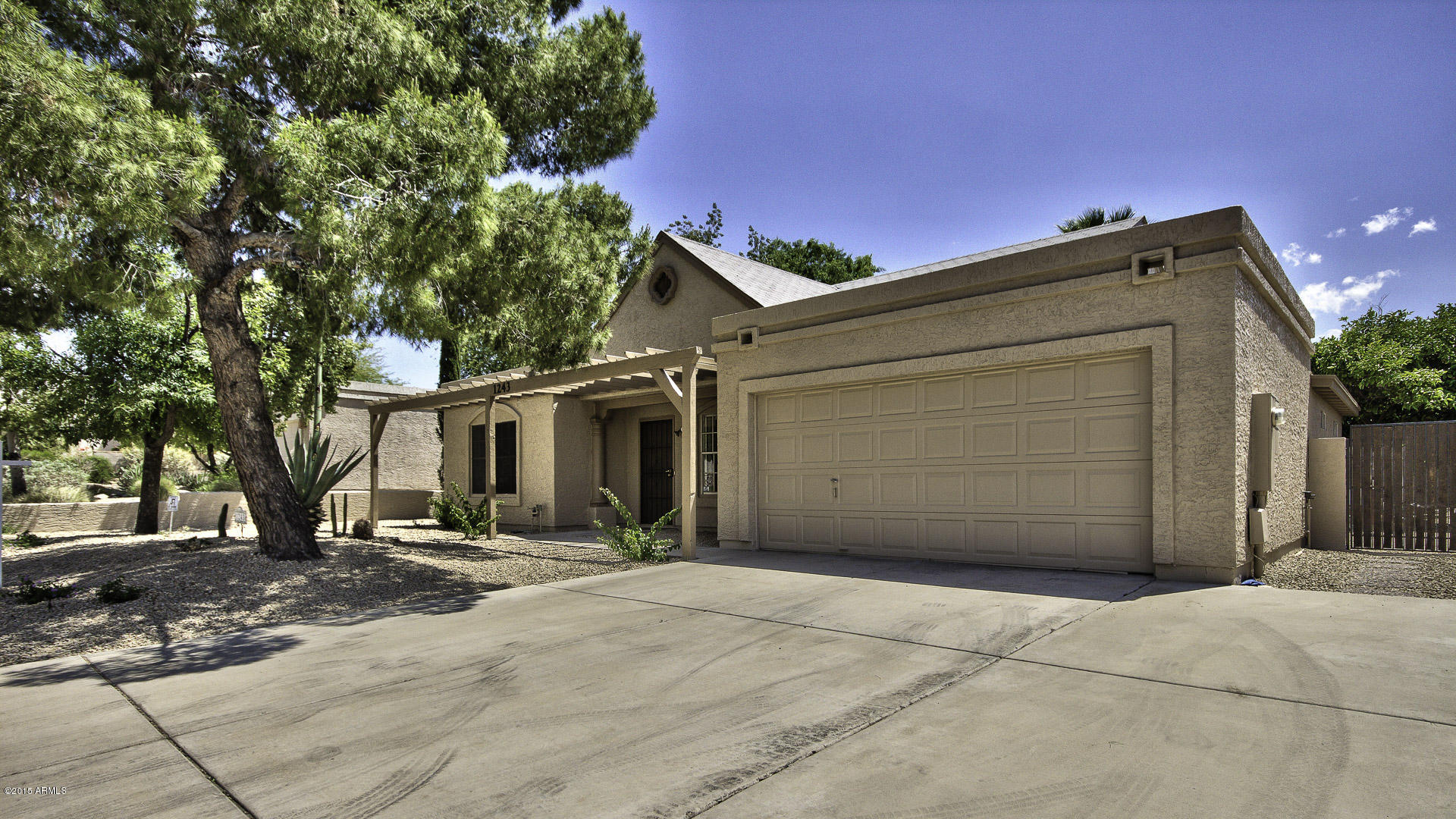 1243 East Utopia Road Phoenix, AZ 85024 - Photo 2 of 29 02