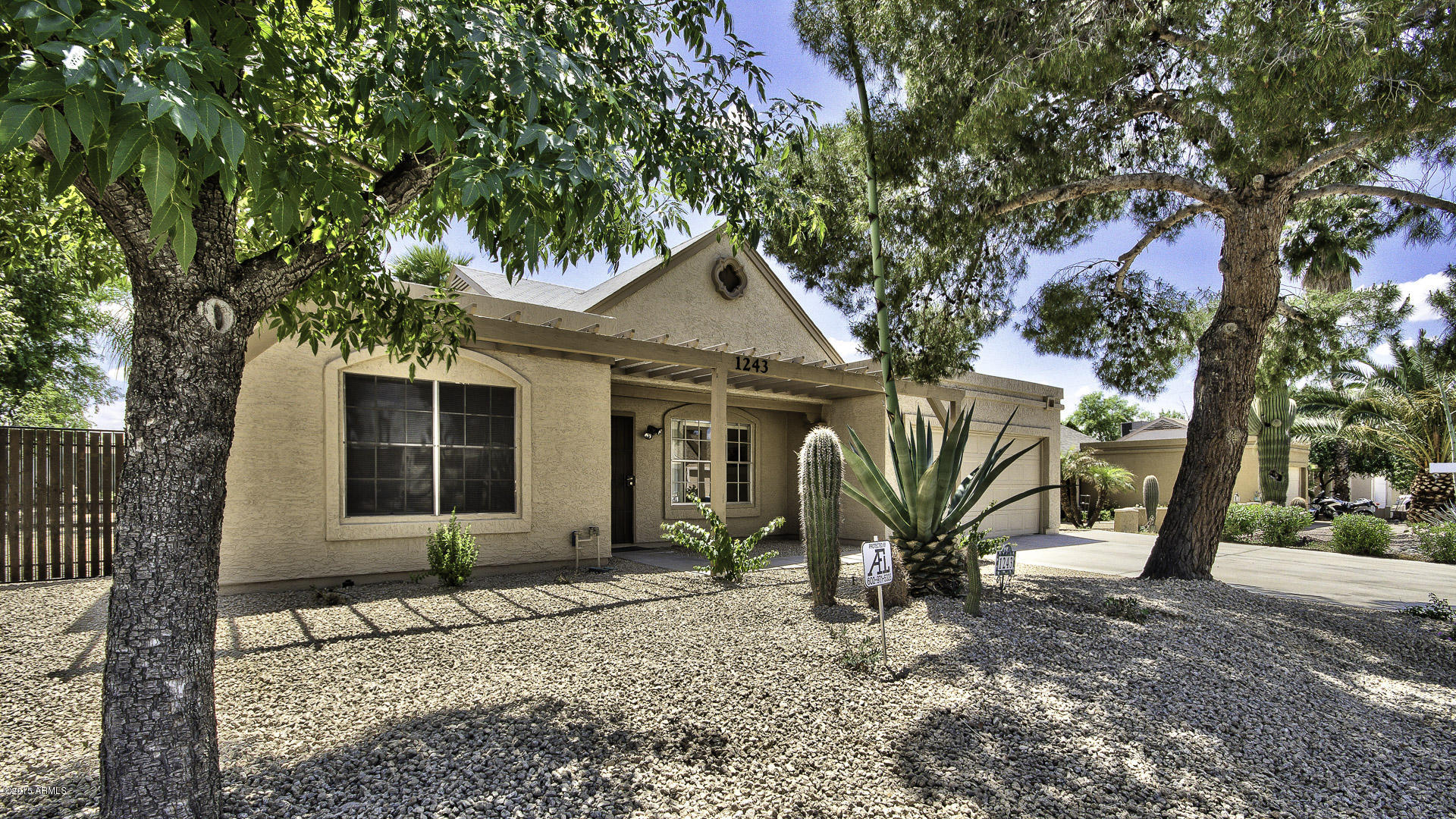 1243 East Utopia Road Phoenix, AZ 85024 - Photo 3 of 29 03