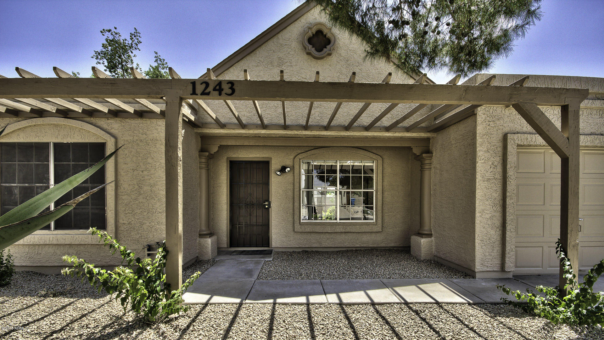 1243 East Utopia Road Phoenix, AZ 85024 - Photo 4 of 29 04