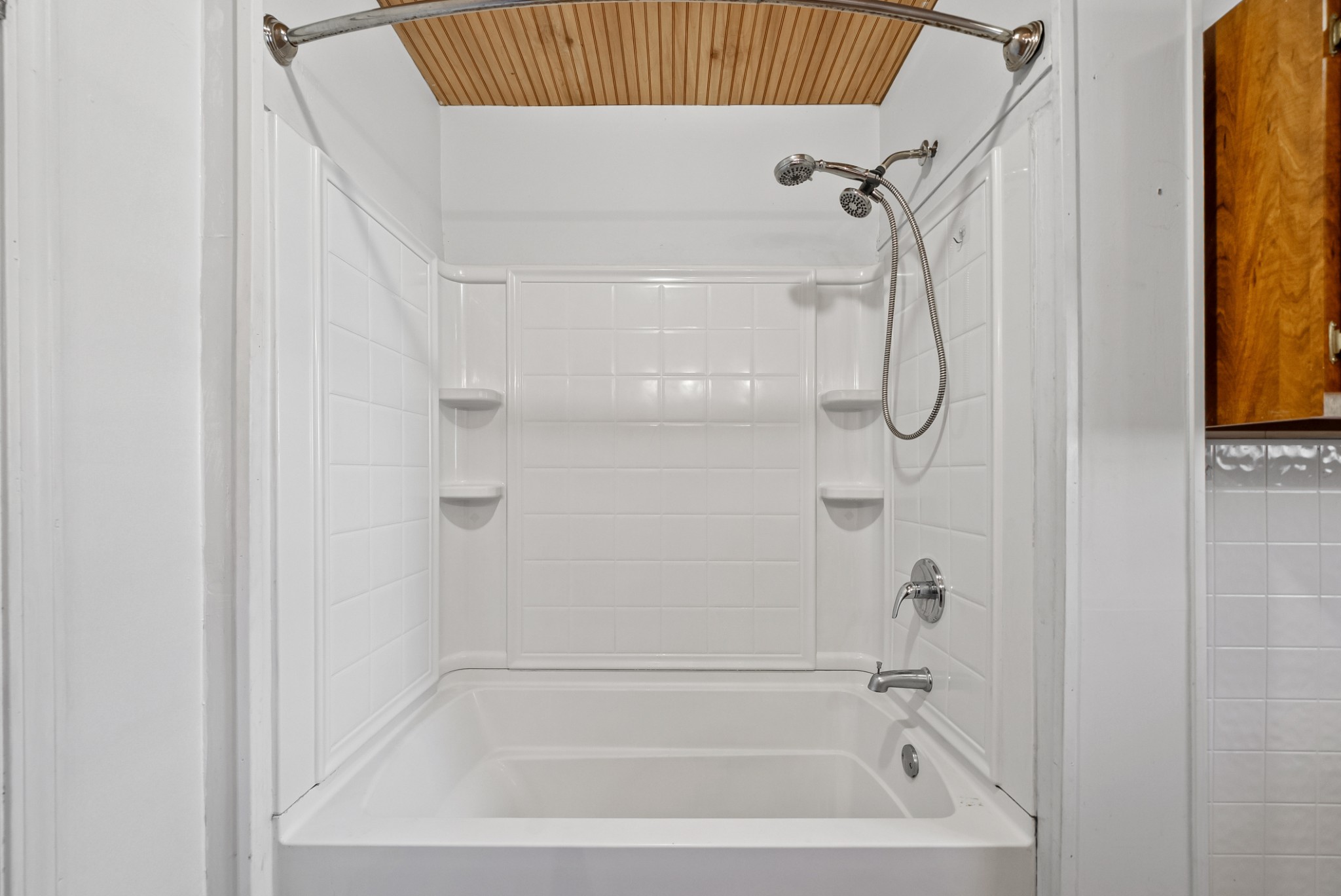 1667 McWhorter Road Cunningham, TN 37052 - Photo 20 of 35 a close up of a bathtub