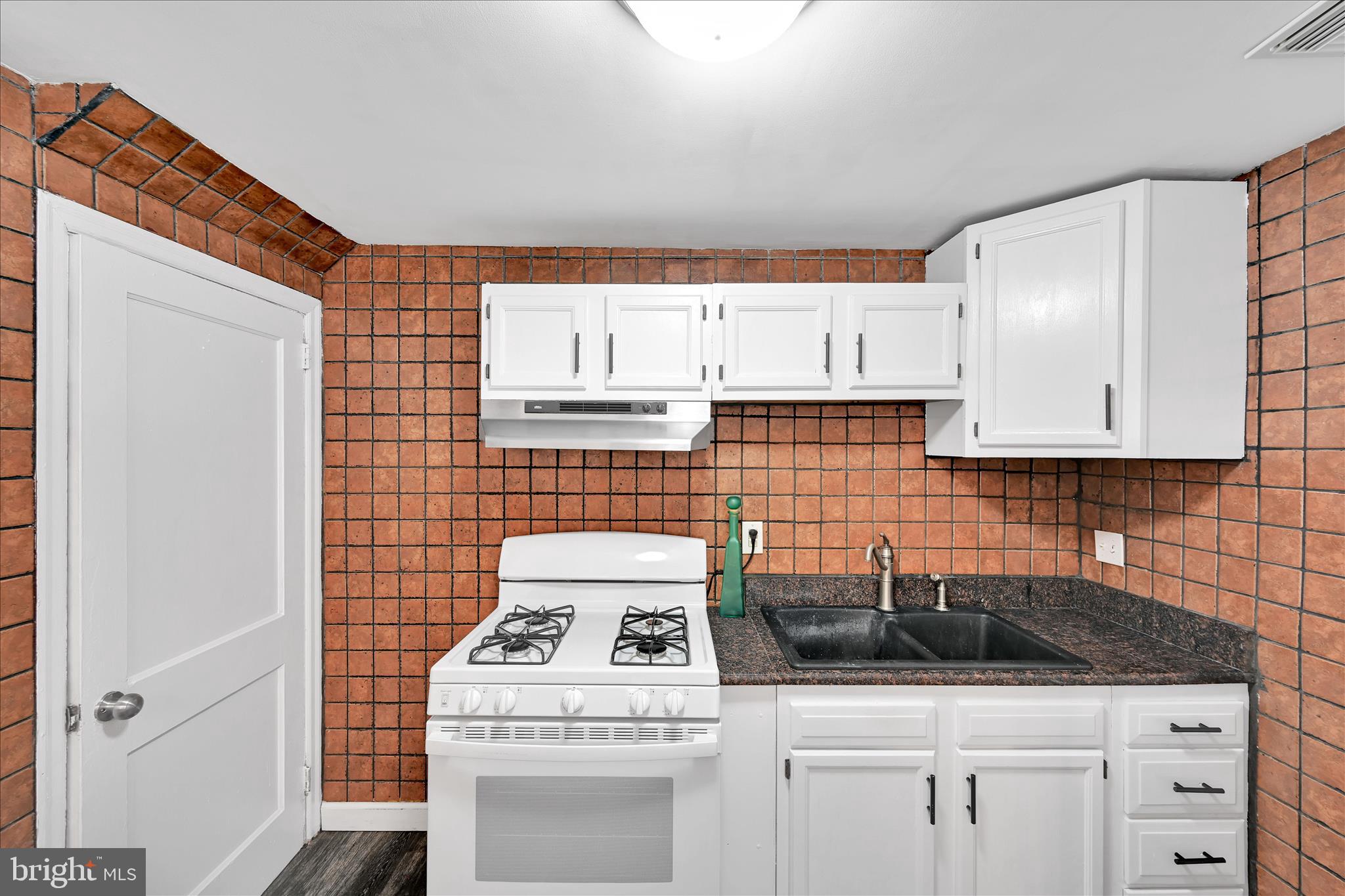 716 South Franklin Street Lancaster, PA 17602 - Photo 16 of 35 a kitchen with a stove and a sink