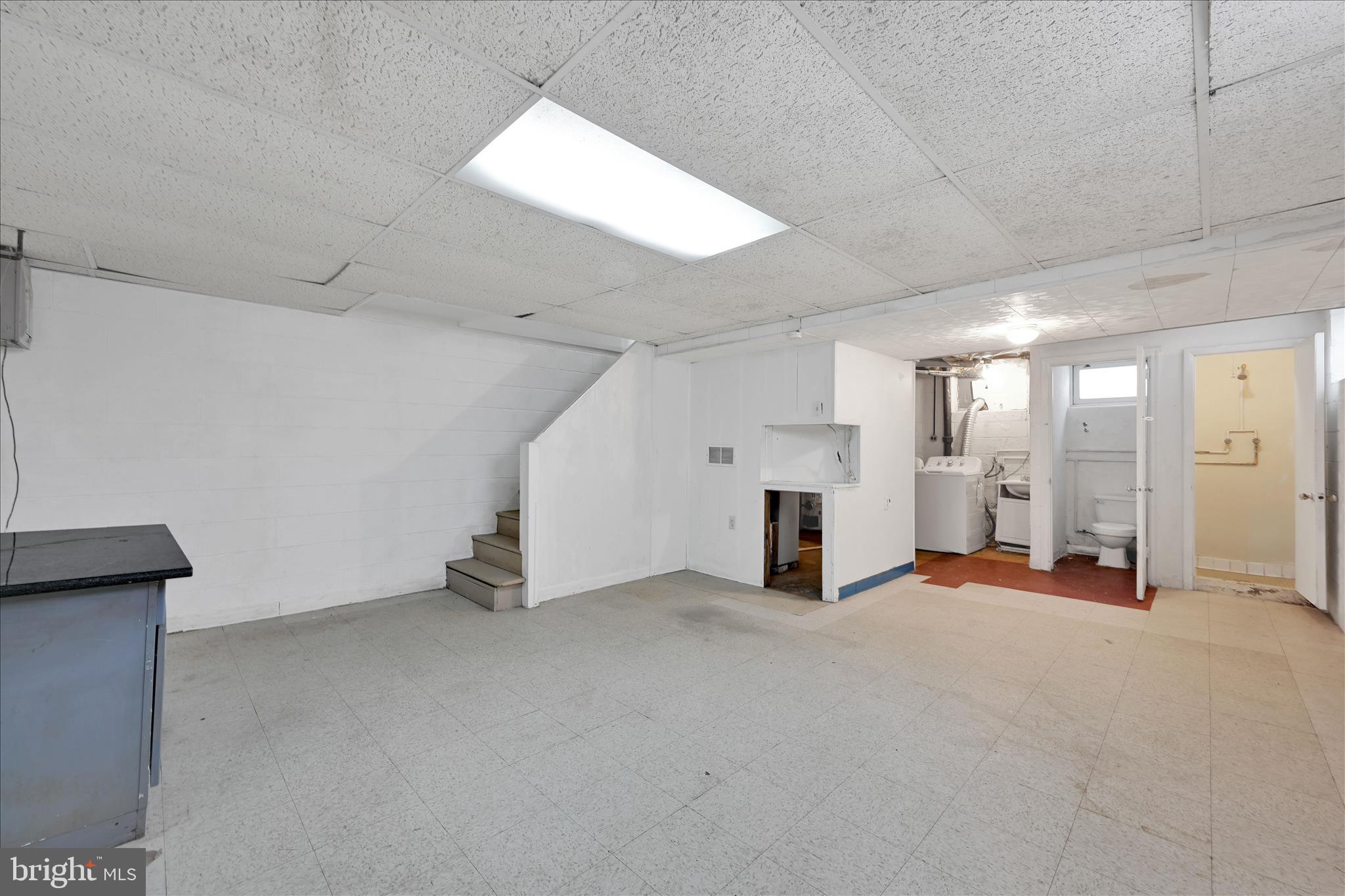 716 South Franklin Street Lancaster, PA 17602 - Photo 25 of 35 an empty room with windows