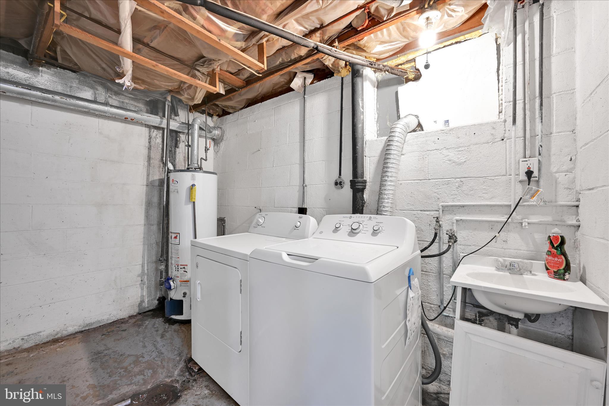 716 South Franklin Street Lancaster, PA 17602 - Photo 29 of 35 a utility room with a washer and dryer