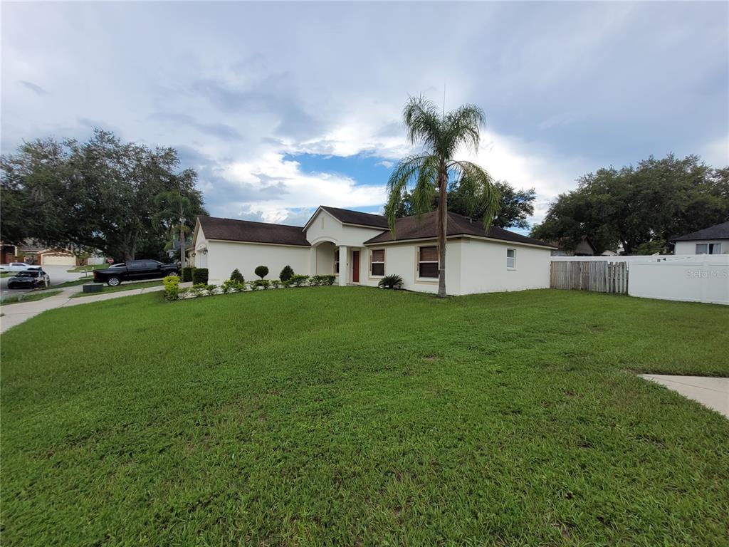 4233 Amber Ridge Lane Valrico, FL 33594 - Photo 2 of 40 a front view of house with garden